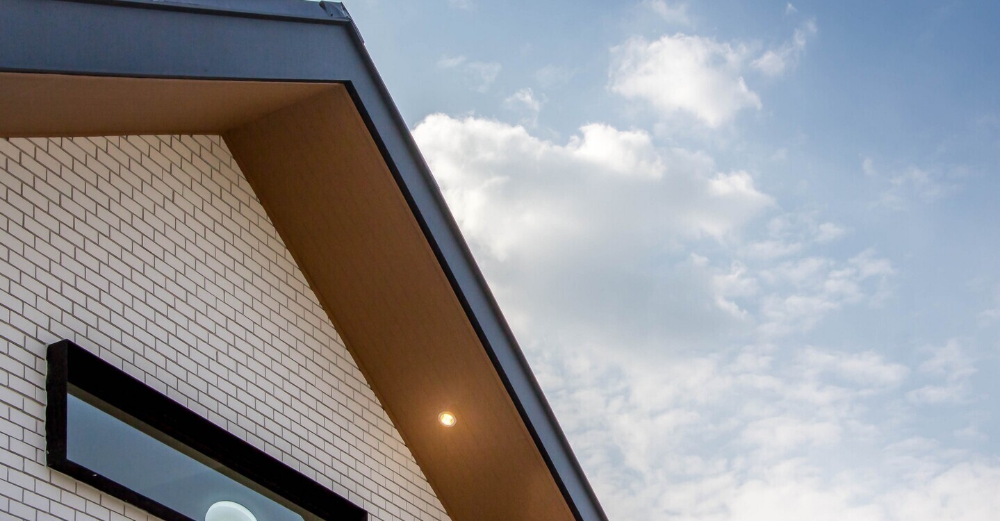 ผนังบังใบ เอสซีจี  รุ่นรัสติค ผิวลายเสี้ยน เซาะร่อง 4 นิ้ว ขนาด 23.6x300x1.0 ซม. สีซีเมนต์